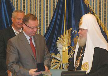 Председатель ИППО С. В. Степашин вручает Патриарху Алексию II орден «Золотого сокола». 14 июня 2007 г.