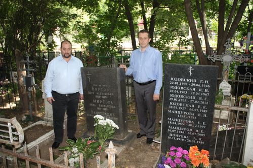 С.Я.Ваксман и А.Н.Панин на могиле протоиерея Петра Миртова 1 июля 2014 года