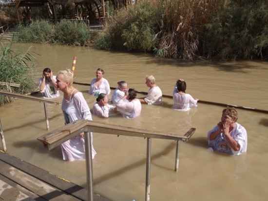 Члены Императорского Палестинского общества в реке Иордан 