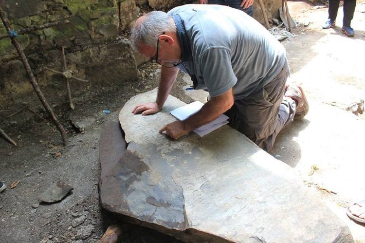 Эксперт изучает надпись конца X века в церкви Кочало