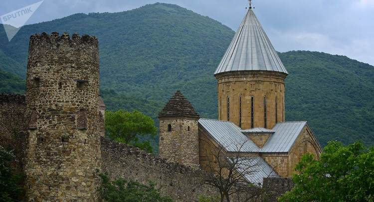 Крепость Ананури и православный храм за крепостной стеной
