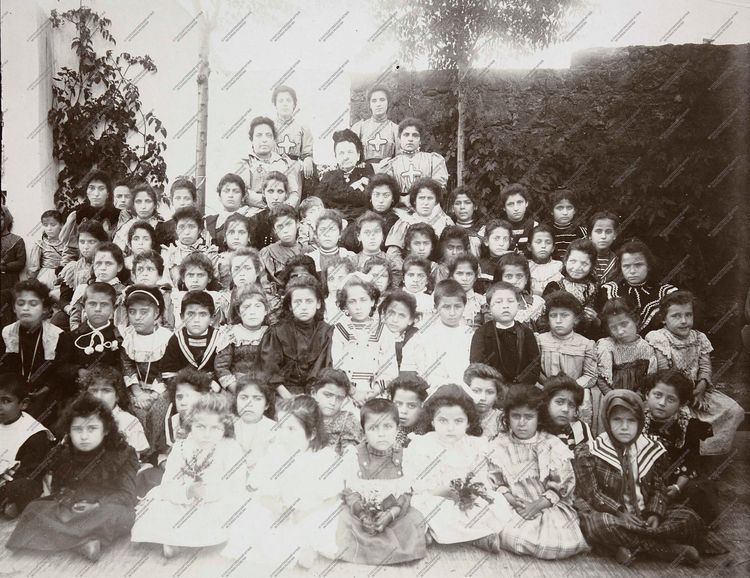 Группа учительниц и учеников школы св. Георгия в Бейруте 