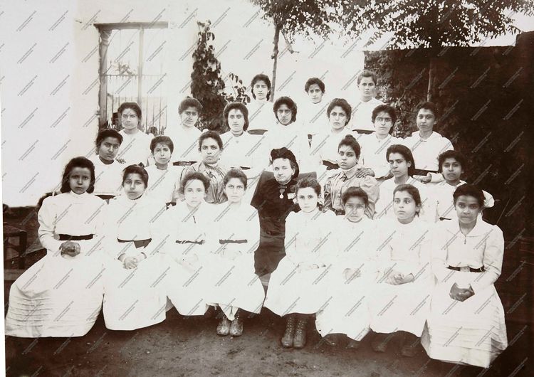 Группа учеников и учительниц школы св. пророка Илии в Бейруте
