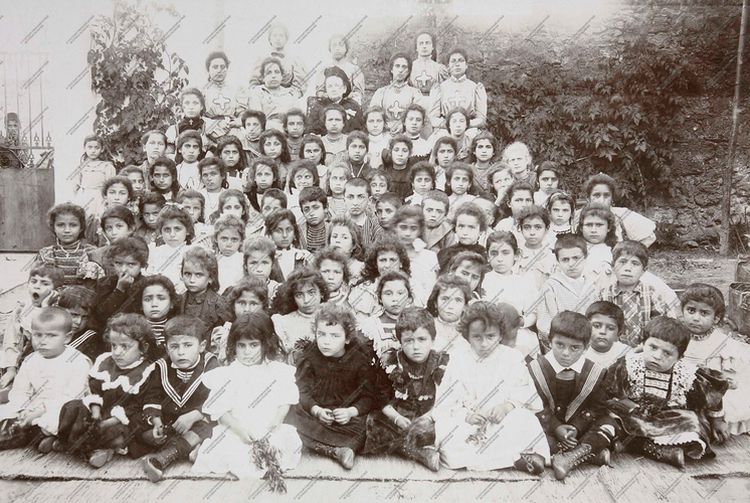 Группа учительниц и учеников школы св. Николая в Бейруте