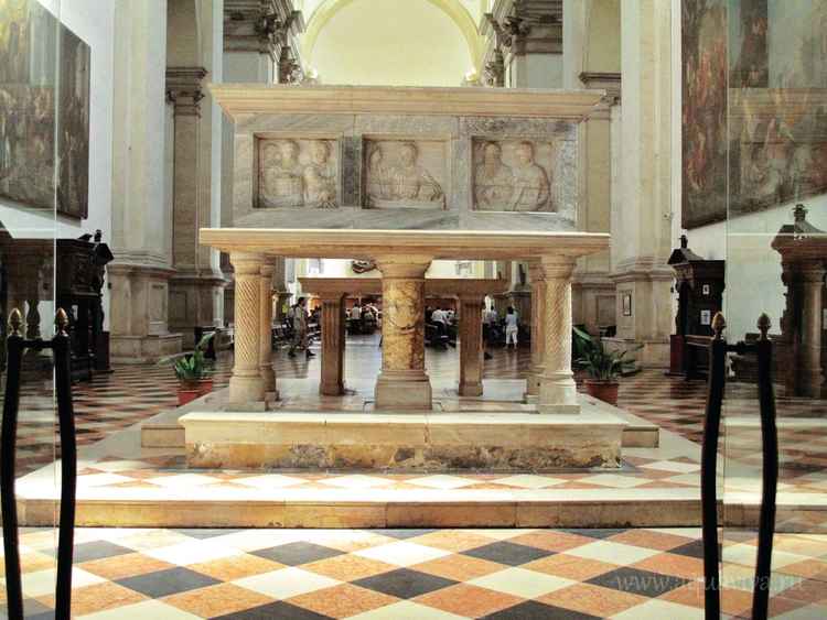 Каменный саркофаг с мощами святого Луки в базилике святой Иустины в городе Падуя, Италия
